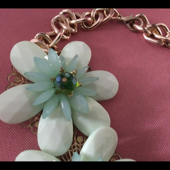 Green and gold statement necklace - Picture 3 of 4